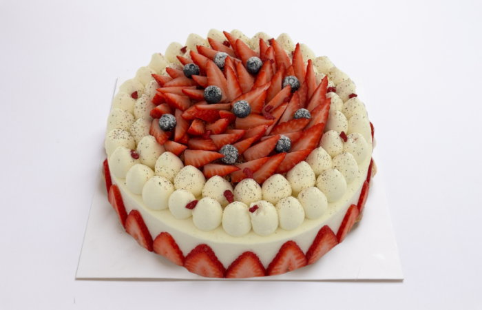 עוגת יום הולדת מוס גבינה פירורים ותותים