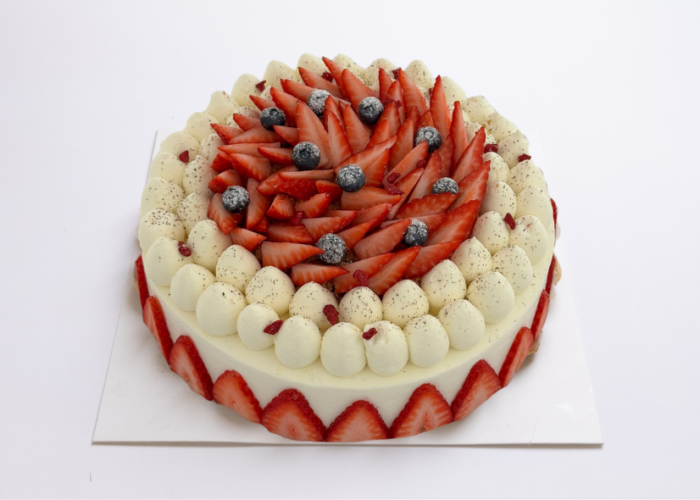 עוגת יום הולדת מוס גבינה פירורים ותותים