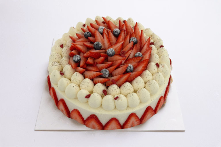 עוגת יום הולדת מוס גבינה פירורים ותותים