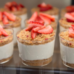 מוס גבינה פירורים ותותים - פסח